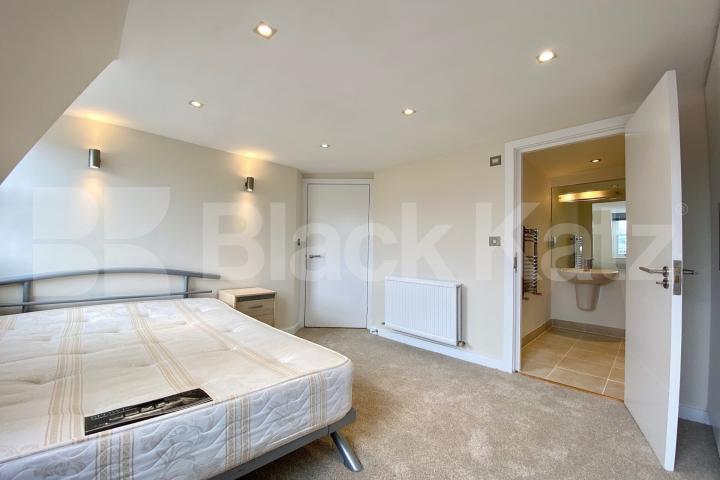 split level property with 2 bathrooms, terrace and large study/guest room Chapel Market, Angel